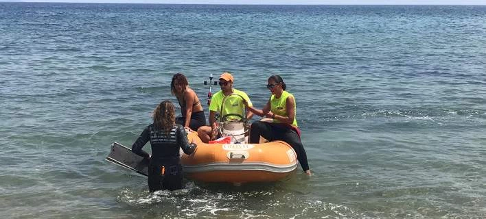 Εθελόντρια δύτης ήρθε από τις Κυκλάδες και ψάχνει τον βυθό στο Μάτι για τυχόν πνιγμένους (εικόνες, βίντεο)